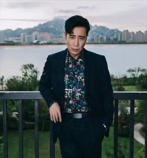 回顾著名演员于和伟40岁大器晚成绯闻不要紧糟糠之妻不能丢