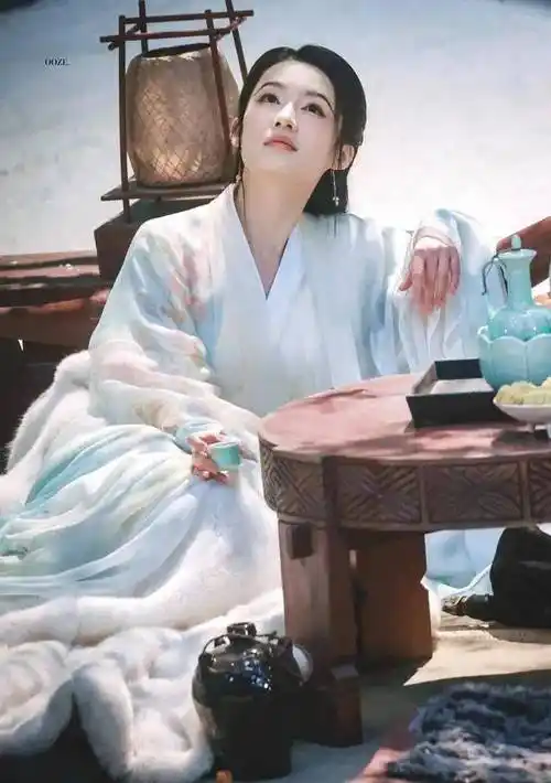 李沁古装新剧路透引发热议:醉卧美人成焦点,网友期待值爆棚!