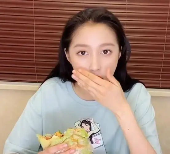 关晓彤这是忘记抹粉了当她用手遮住嘴巴时和脸至少差了10个色号