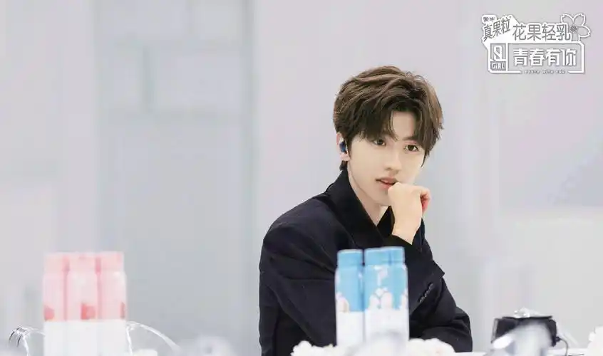 青春有你2蔡徐坤壁纸_新晋制作人蔡徐坤