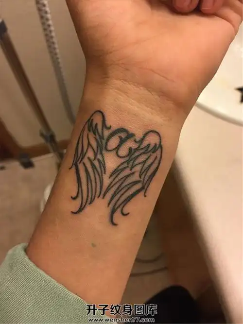 女生手腕翅膀加字母纹身