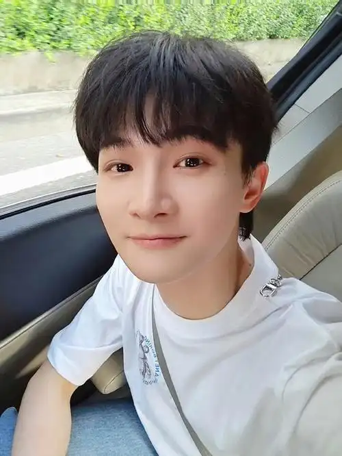 其中,备受瞩目的嘉宾之一,歌唱界的新星周深以素颜状态接受了采访,并