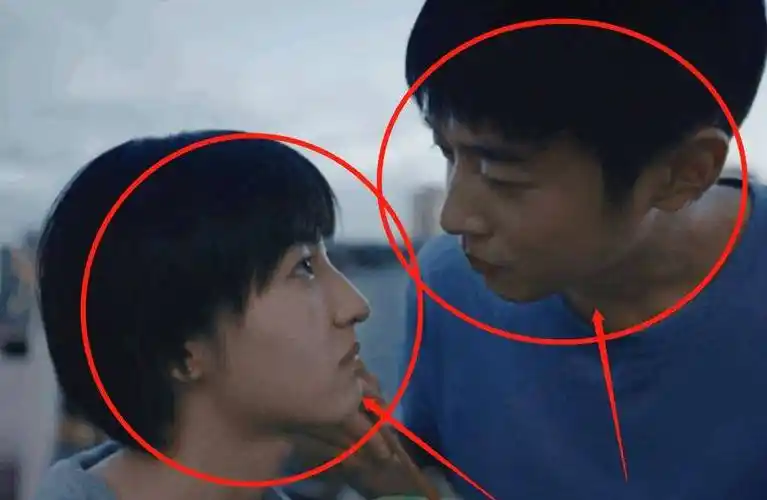 原创张子枫荧幕初吻曝光彭昱畅却被问啥时有吻戏粉丝解围太机智了