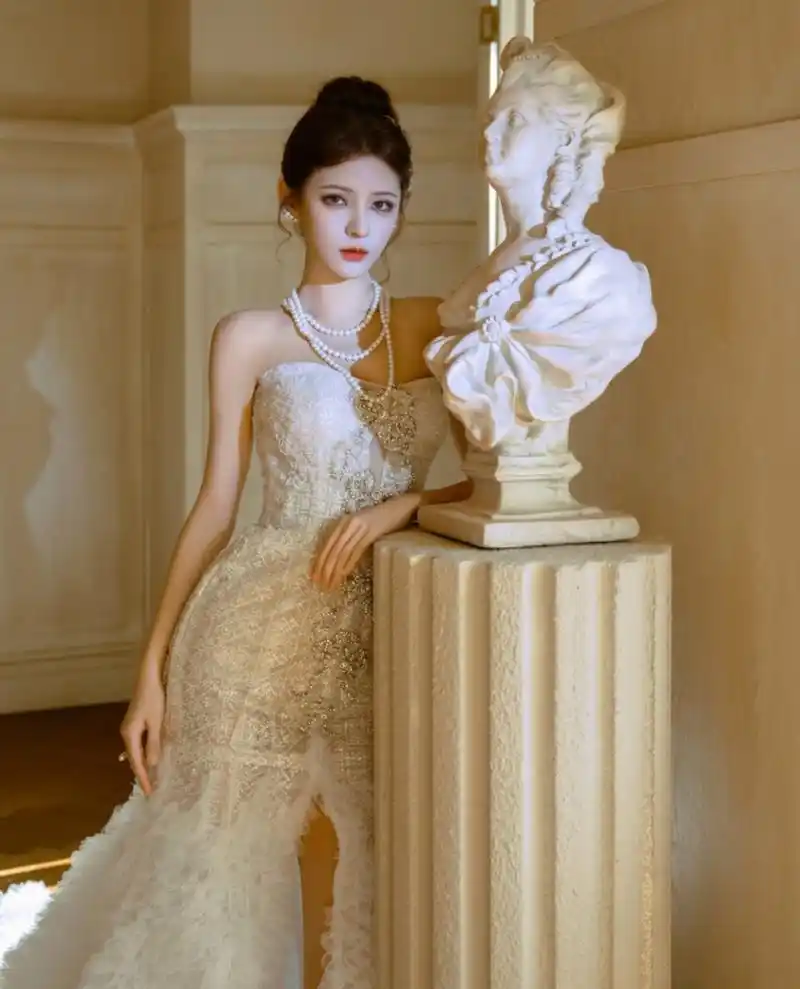 张予曦一袭白色礼服仙气飘飘,整体造型美轮美奂,妆容精美,优雅迷人.