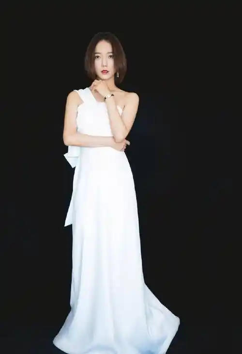 王珞丹剪了摩卡波波头后,34岁秒变成20岁少女,网友:看了也想剪_时尚_