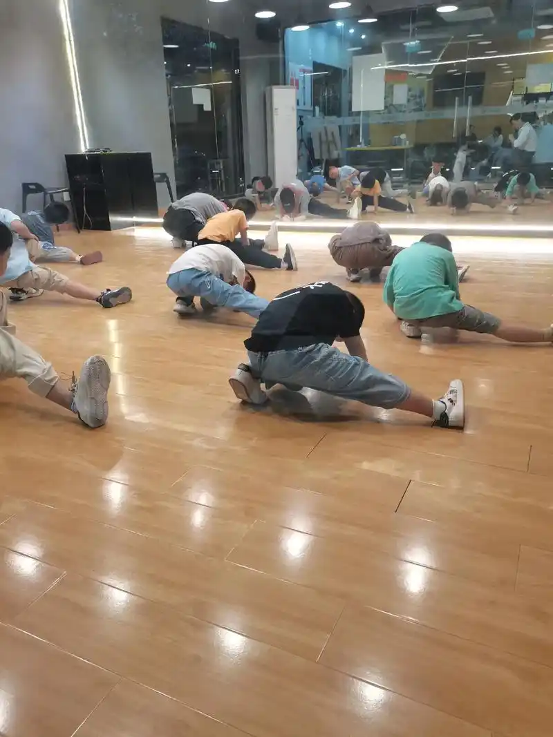 学街舞的小男孩.哥哥太胖了不学,怎么也得把你培养一下,就喜欢 - 抖音