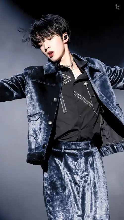 刘耀文 目光磁石##刘耀文让一让舞台##刘耀文绝美侧颜