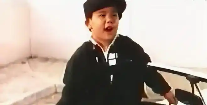 在向佐小时候的记忆里,每次过生日,都会有很多的哥哥姐姐,叔叔阿姨来