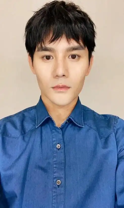 应该是为了庆祝《清平乐》顺利收官,王凯发了一张自拍,一下网友们可是