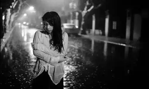 下雨天的感悟心情说说,适合雨天发布的动态句子