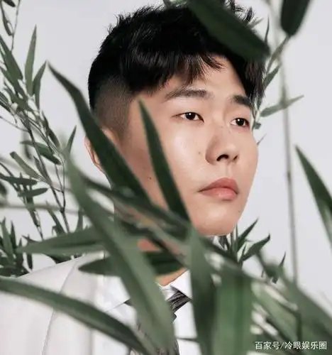 孟鹤堂周九良展现超高人气,两个月四次登杂志,你喜欢哪款造型