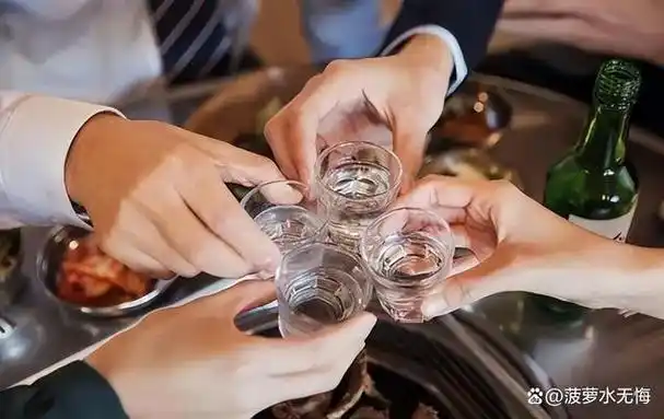 喝酒敬酒有讲究?"左手举杯"到底啥意思?早懂早好,以免得罪人