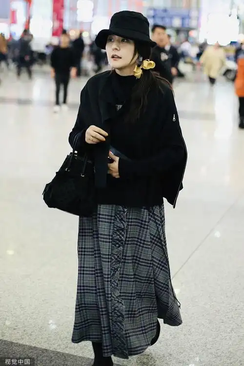 01 17:07:30 1 / 5 2019年11月1日,北京,热依扎现身机场.