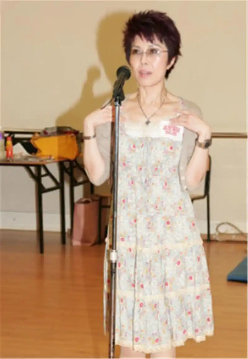 关菊英与同性伴侣现身机场女友悉心照顾两人相伴十多年