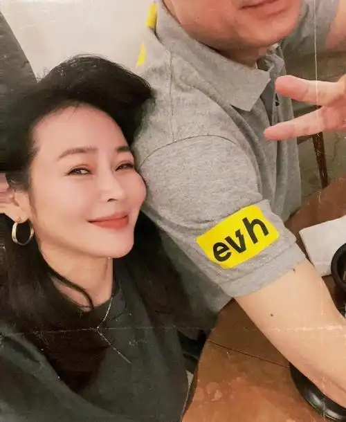 演员于明加:相亲嫁富商,婚后生两女,被婆婆和丈夫当做宝