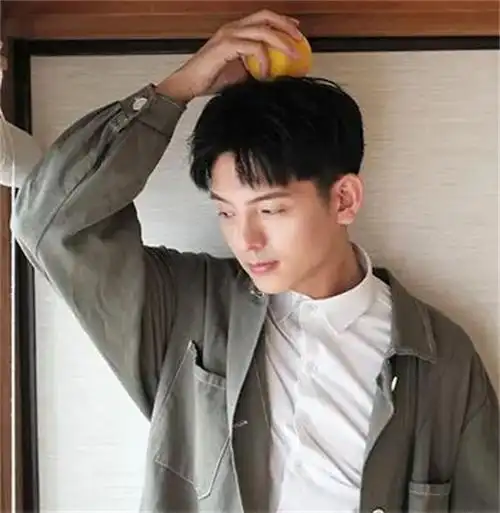 时尚主流的男生短发发型 清爽干净的阳光男孩