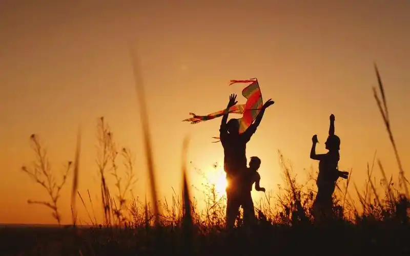 夕阳下一家三口背影视频素材