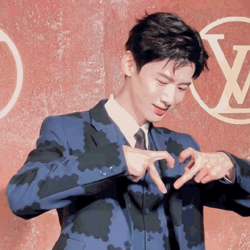 白敬亭开端偷偷比心