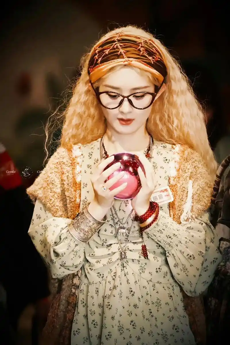 赵丽颖同款哟.颖宝对这条血珀非一般喜爱,录综艺的时候也戴着, - 抖音