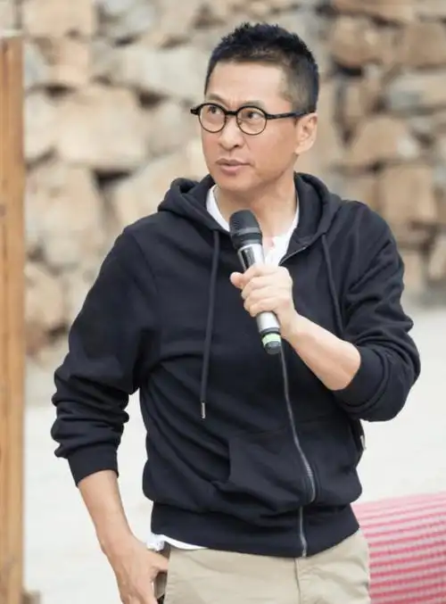 51岁周杰疑被前女友控诉,以分手逼迫对方吃避孕药,聊天记录曝光