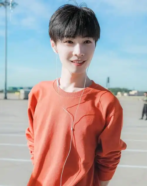 宋继扬真清泉系美男彩色系穿搭干净可爱笑起来满目星辰