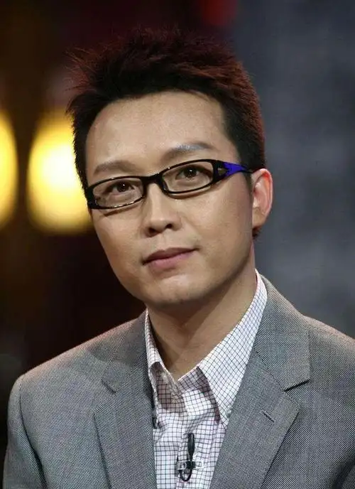 而她的前男友李玉刚,身为乐坛巨星,却时常陷入绯闻漩涡.