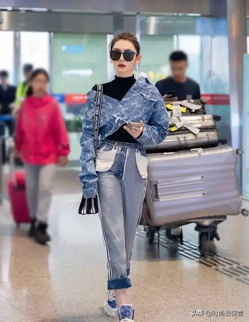戚薇穿搭时尚现身机场 紫色外套配工装裤酷拽随性_黑色_造型_高领
