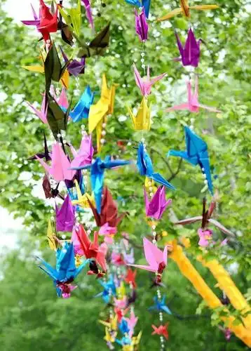 千纸鹤承载了人们的祝愿,为祈祷成功,为爱情的纯洁,总而言之,每一只千