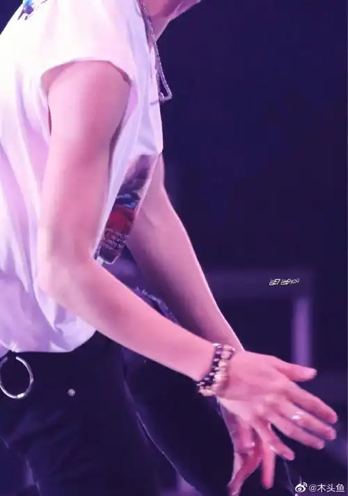 肌肉线条真不戳,小鬼离腹肌还会远吗@小鬼-王琳凯