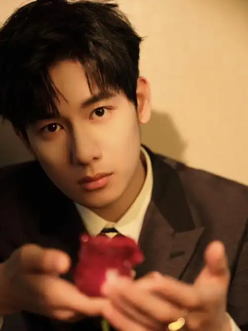 胡先煦拿玫瑰花走红毯##北影节开幕红毯