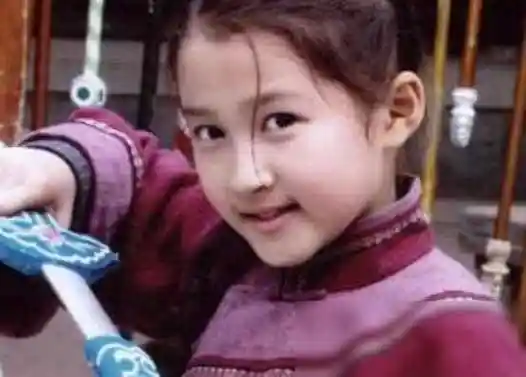 四位身材娇小却美貌出众的女星,肩部为美中不足之处!