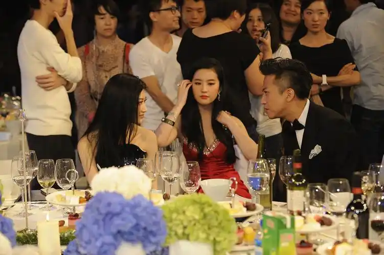 时尚芭莎十周年明星慈善晚宴(2012.09.01)