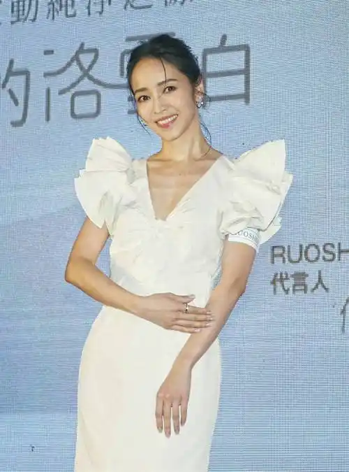 侯佩岑最新活动出席,"身材骨突出"身材过度消瘦,165高不到88斤_时尚_