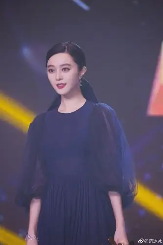 范冰冰微博晒出美照:身穿蓝色连衣裙,端庄优雅,尽显美艳-新闻资讯-高
