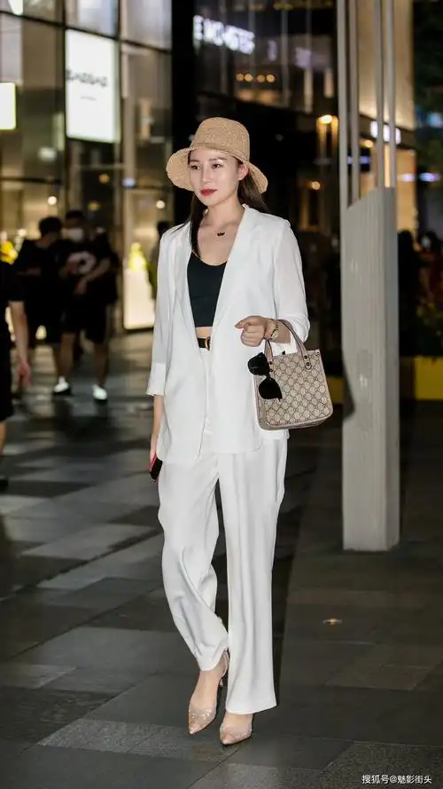 原创女生穿西装既能展现阳刚帅气的一面同样能展示女生柔美的气质