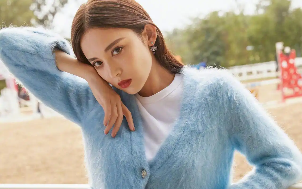 古力娜扎精致典雅写真桌面壁纸