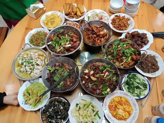 宁国市南山街道白云社区城市生活e站举办"巾帼展风采 秀出私房菜"厨艺