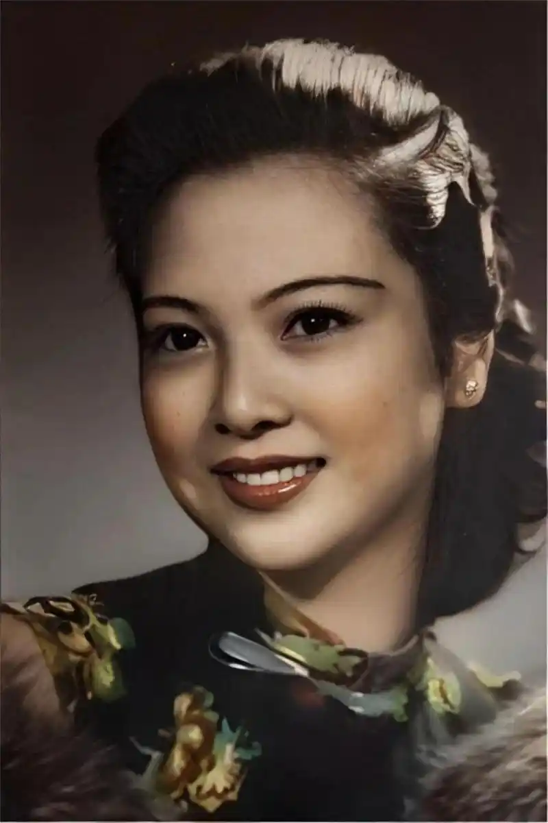 1956年,军统特务头子毛人凤重病在床,妻子向影心端来