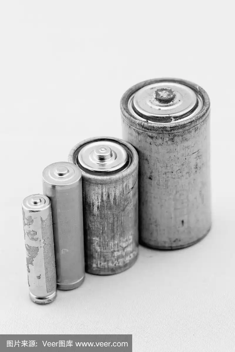 白色背景下的旧电池