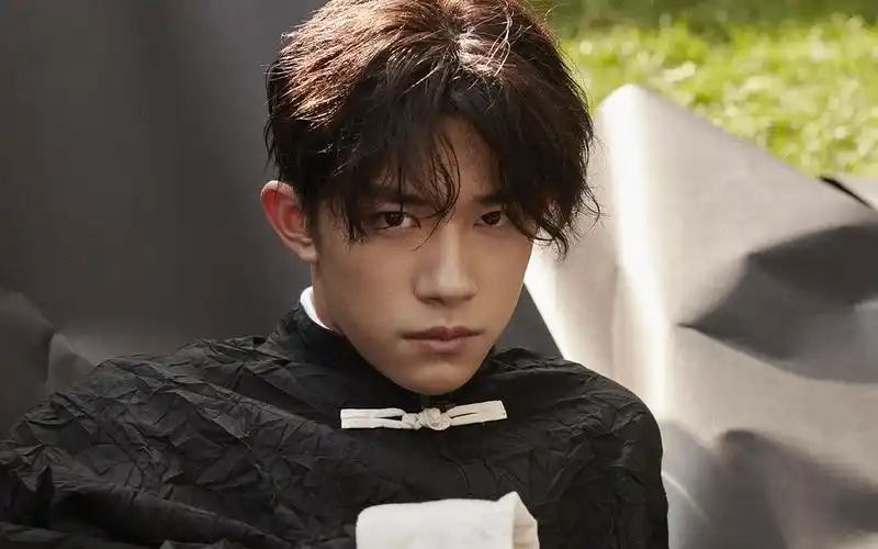 易烊千玺人物写真图片桌面壁纸高清大图预览1920x1200_大陆明星下载