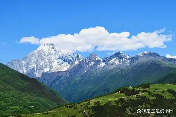 它由四座山峰组成,形成一个宏伟壮观的山脉群,因而得名.