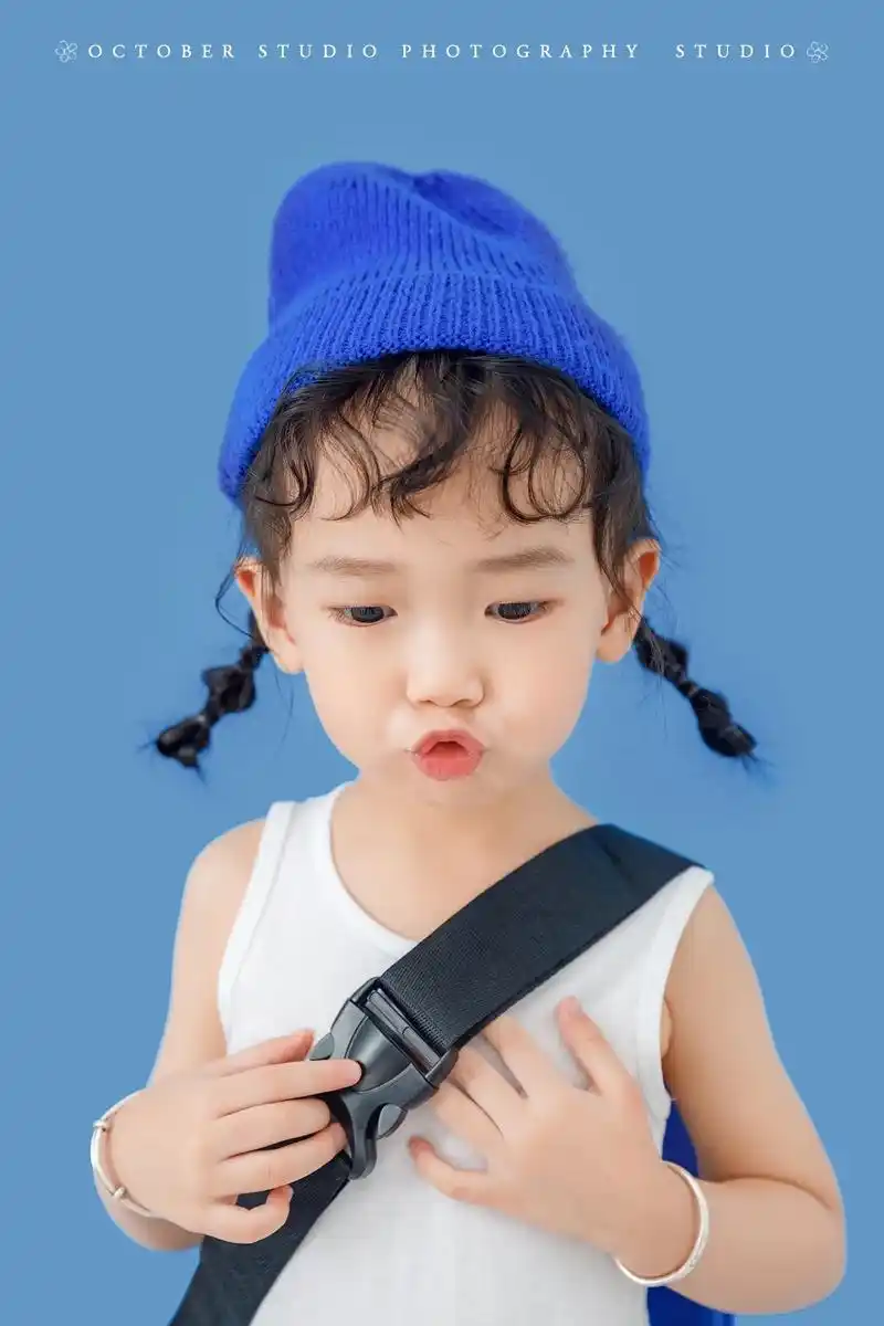 古灵精怪聪明可爱的小女孩