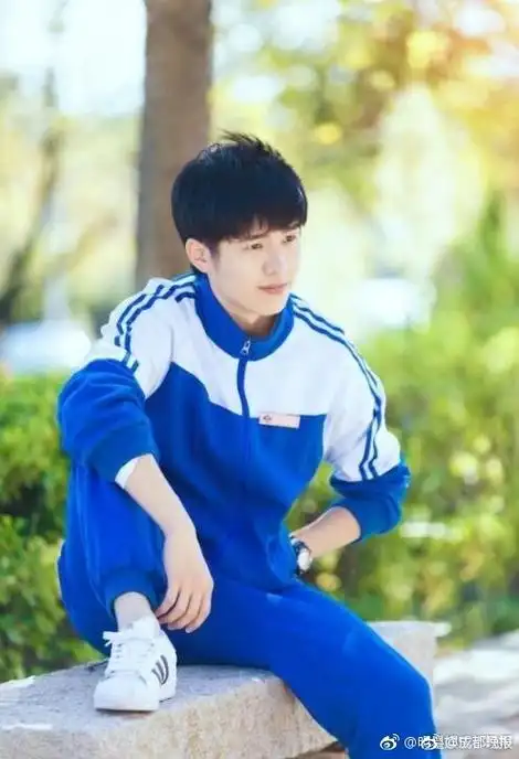 近日,一组#易烊千玺#穿着校服坐公交车的旧照曝光~照片中,他穿着校服