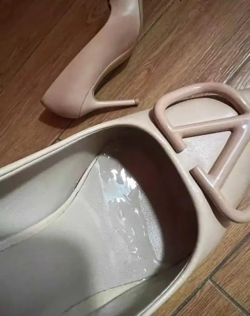 高跟鞋里的透明胶是怎么融化的?[开心]