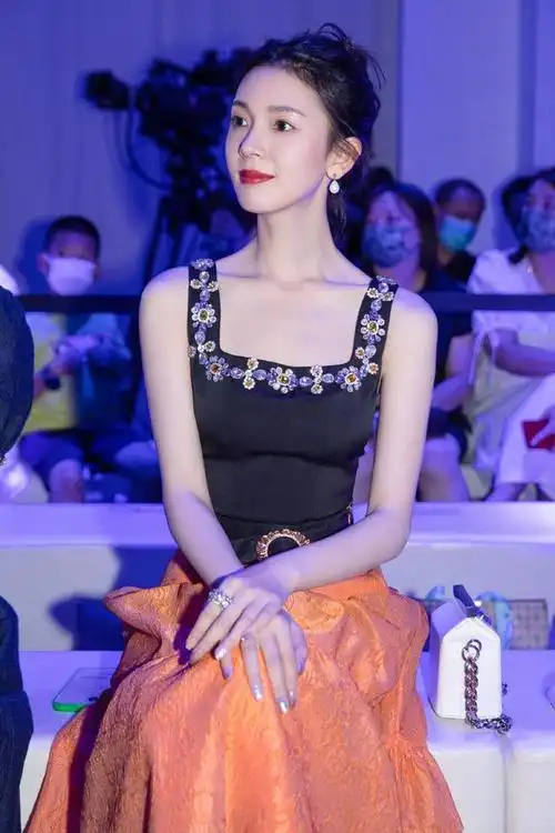 陈瑶的古典气质真绝,穿吊带衫秀"骨感美",又瘦又清冷好惊艳