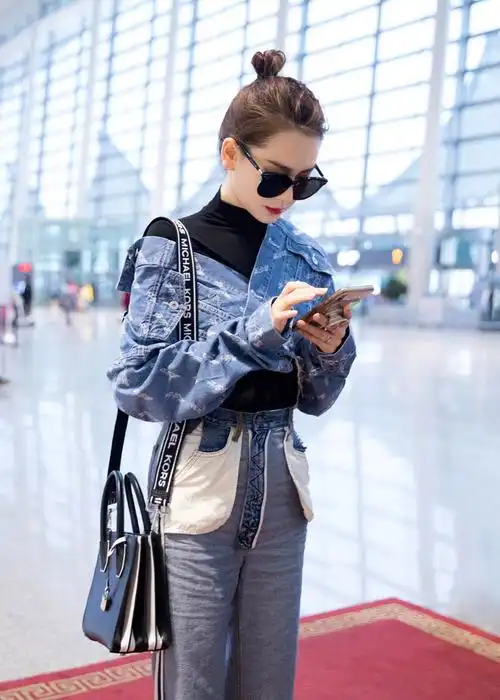戚薇走机场真个性!穿牛仔外套系一个扣,把牛仔裤"反穿"太时髦
