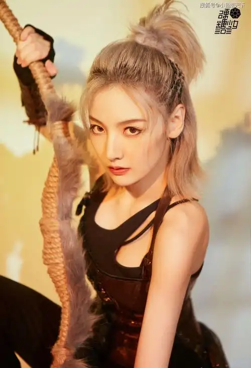 硬糖少女高马尾皮衣霸气写真