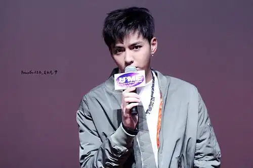 吴亦凡西游路演黑发路透,不管怎么说颜没得挑