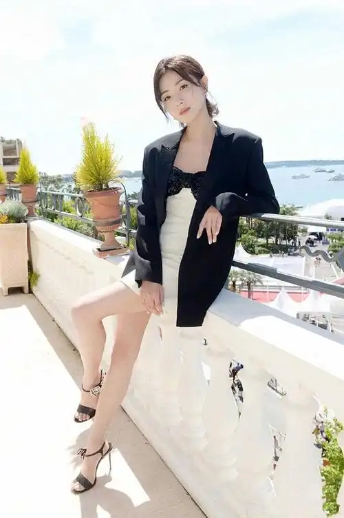 万茜到底有多美?黑色西装搭配抹胸裙知性潇洒,甜美温柔不失干练