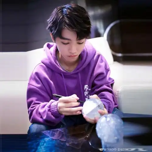 王俊凯同款卫衣连帽_王俊凯生日会同款卫衣女2018年秋冬新款紫色印花